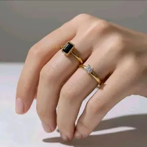 Set Cincin Titanium isi 2 Cincin Size Permata Hitam Dan Putih Wanita Elegan Rings