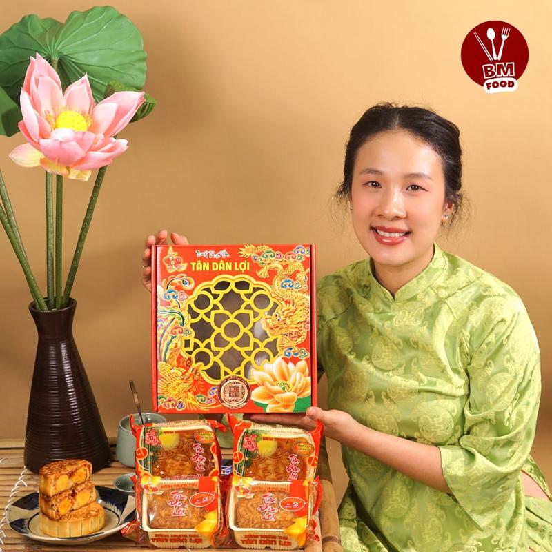 M2 -  Trăng Rằm Tứ Quý - Bánh trung thu Tân Dân Lợi - 2 Gà Quay+ 2 Xá Xíu - Mỗi bánh 200g - 2 trứng muối