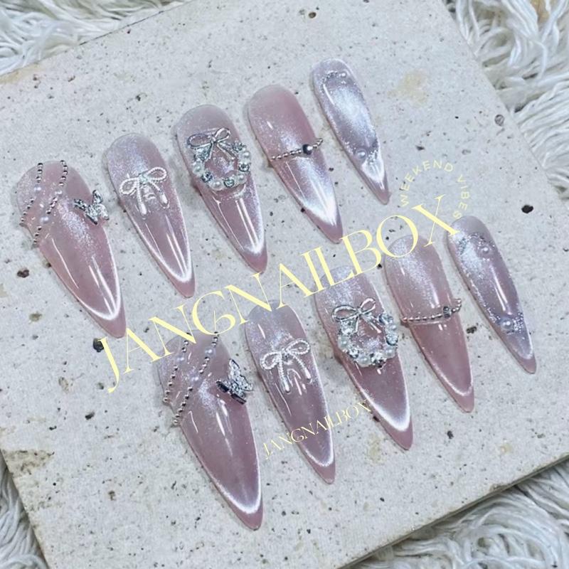  S-28 móng tay giả thiết kế nền hồng thạch nhạt    mắt mèo ánh trăng form dài nhọn đính charm đá dây bi  xinh sang nhà Mơ Nailbox 