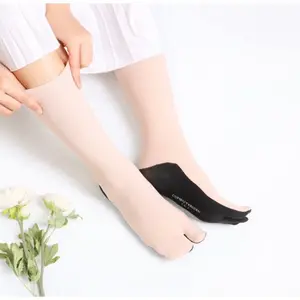 KAOS KAKI JEMPOL WANITA MUSLIMAH PREMIUM | Kaos Kaki Panjang Halus Elastis 2 Jari Warna Cream Telapak Hitam