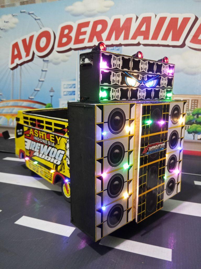 AF MINIATUR _miniatur Truk Horeg dengan Sound System Bahan Triplek Ukuran 25x27x7cm Bisa Bunyi & Bisa Di Cas Speaker 2 Inch Isi 2pcs Sudah Pake Bluetooth