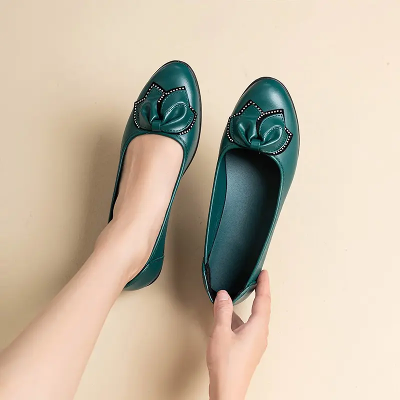 Sepatu wanita dengan tumit miring untuk musim semi dan gugur, terbuat dari kulit lunak, cocok untuk ibu - ibu