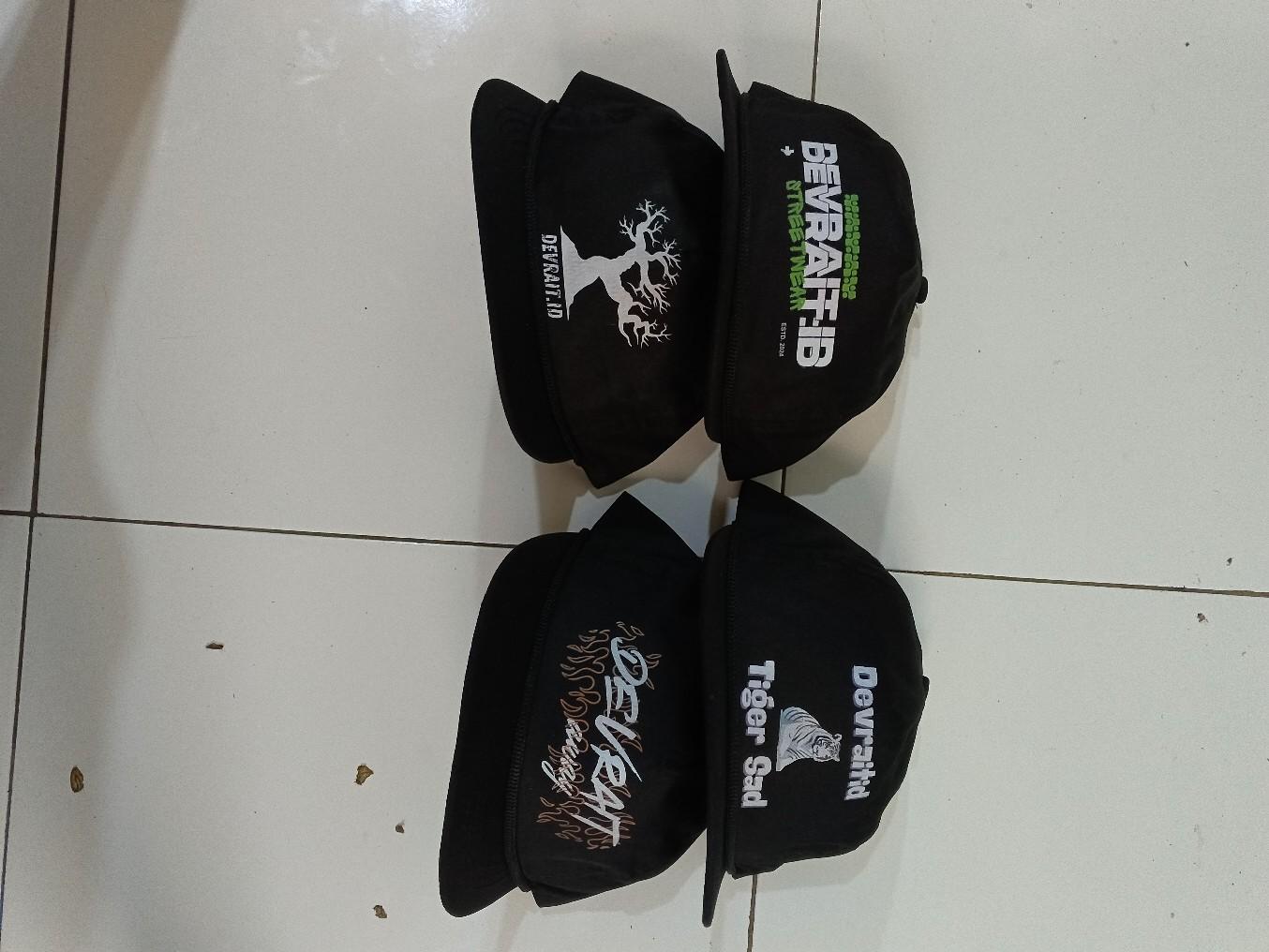 Devrait - Topi Rope Hat - Topi Classic Snapback - Visor Pendek - topi Snapback skena Black topi snapback Original Cap Devrait - Topi Rope Hat - Topi Classic Snapback - Visor Pendek - topi Snapback skena Black topi snapback Original Cap