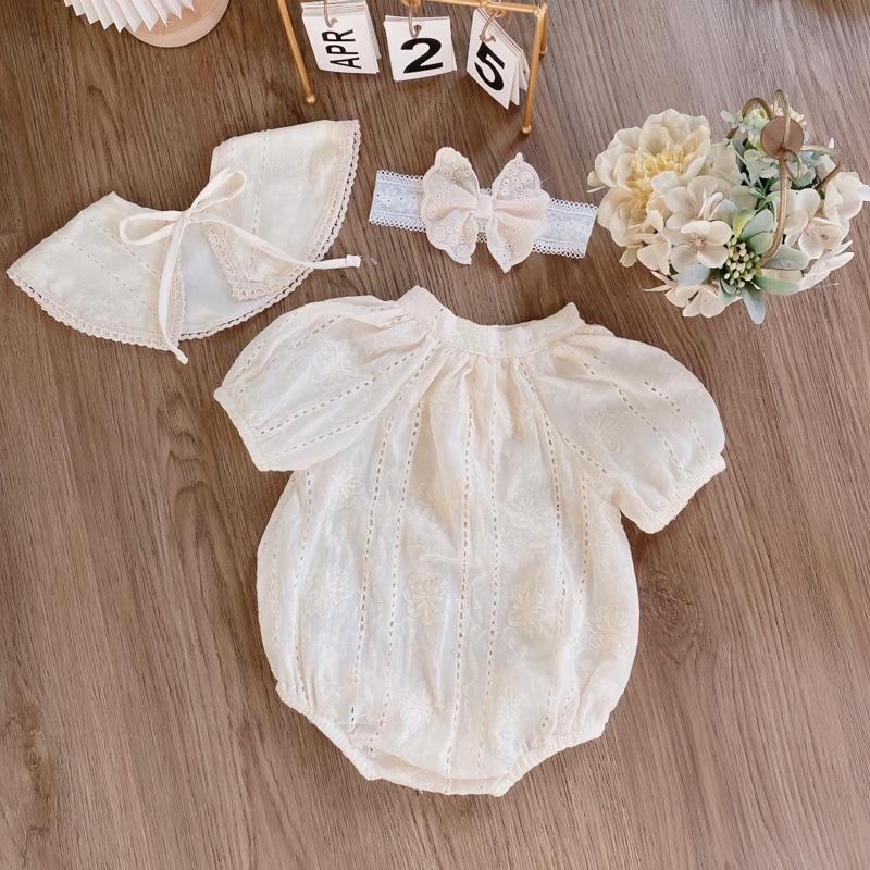   ĐỘC QUYỀN  Bodysuit Cho Bé Chất Thô Boi Thêu Hoa Cổ Tròn Màu Kem Kèm Yếm Và Turban Nơ Ren Xinh Xắn 