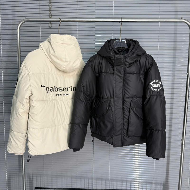  Áo Khoác Phao Nam Mũ Liền Logo Tay Túi Hộp Chữ GABSERINE HDUNG STUDIO 2 Màu Đen Be 