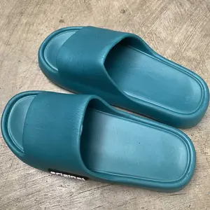 Sandal pria baru sandal dewasa sandal karet jeli tebal hitam anti-selip Sandal pria keren