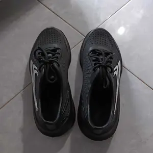 Lateny  Sandal Sepatu Olahraga Pria Bahan Karet EVA Kets Luar Ruangan Elastis Empuk Antislip Dan
