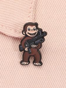 Alfiler de esmalte divertido con mono con arma, broche metálico de animal lindo, insignia para solapa y mochila, accesorios de joyería de moda, regalo para amigos