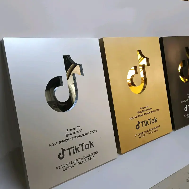Hiasan dinding TIKTOK, INSTAGRAM SILVER PLAY BUTTON pajangan ruangan tengah rumah kamar wall decor 1