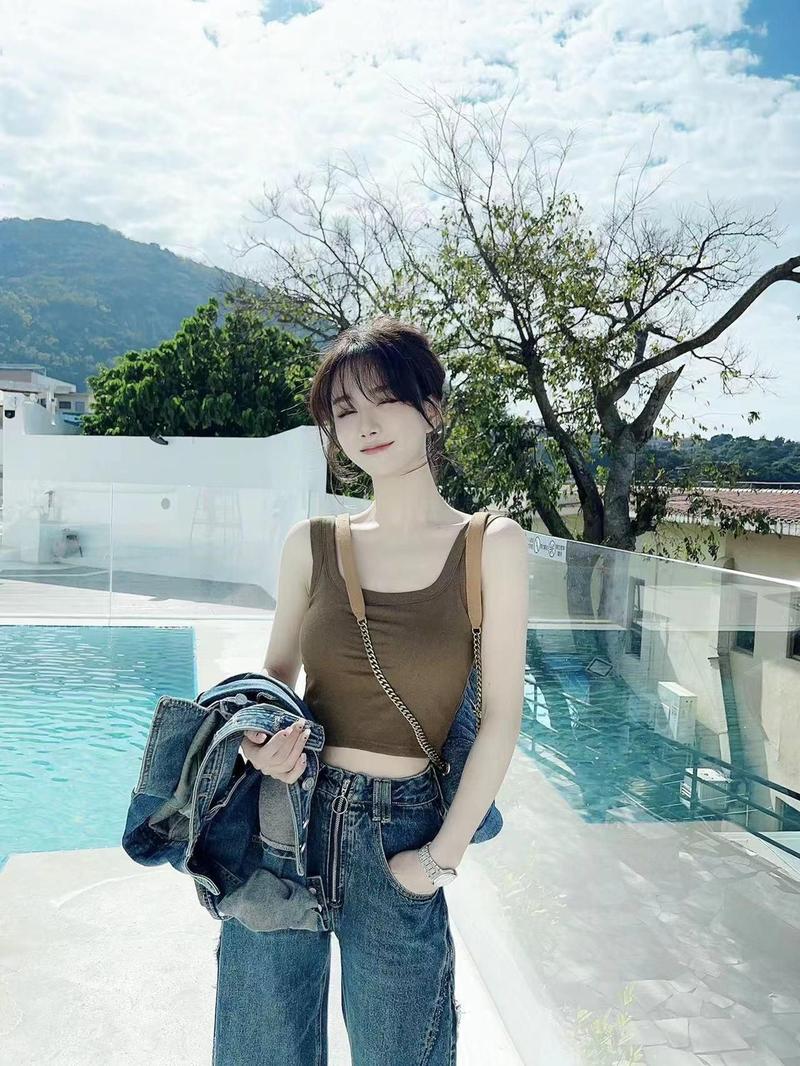 Product Introduction of Kaka women's underwear fixed coasters anti-glare commuter outwear camisole undershirt summer U-shaped back tops 11
