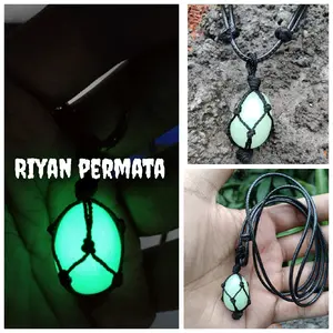 Kalung liontin batu pospor hijau nyaka jika di kegelapan