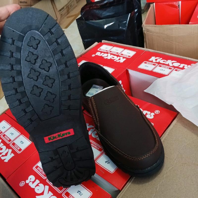 Sepatu Kulit pria asli Full Hitam dengan Sol Karet Lentur Anti-Selip dan Lem Kuat dan dijahit keliling pinggir nya Shoes. Flat 8