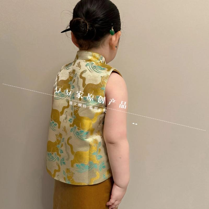 Product Introduction of Girls' Horse Clip 2025 New Autumn and Winter Clothing Children's National Style Improved Hanfu Girls' New Chinese Thickened Shoulders 3