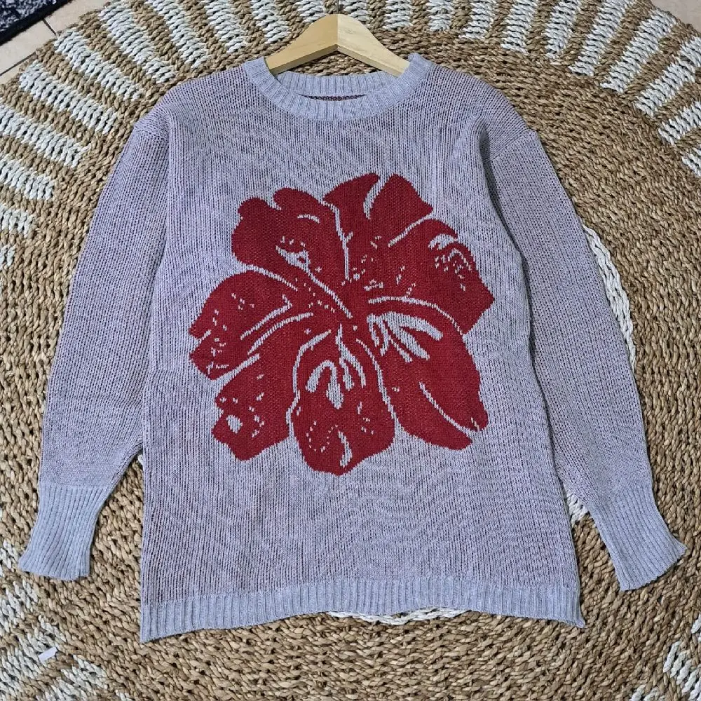 Sweater Rajut Warna Dasar Abu-Abu dengan Motif Bunga Merah Elegan dan Nyaman