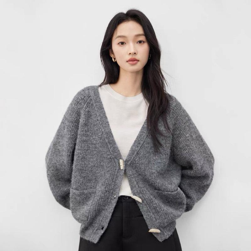 ￼Áo khoác, áo len cardigan 2 túi khuy sừng nữ cổ V, tay dài form vừa dưới 70kg áo len nữ kiểu đẹp