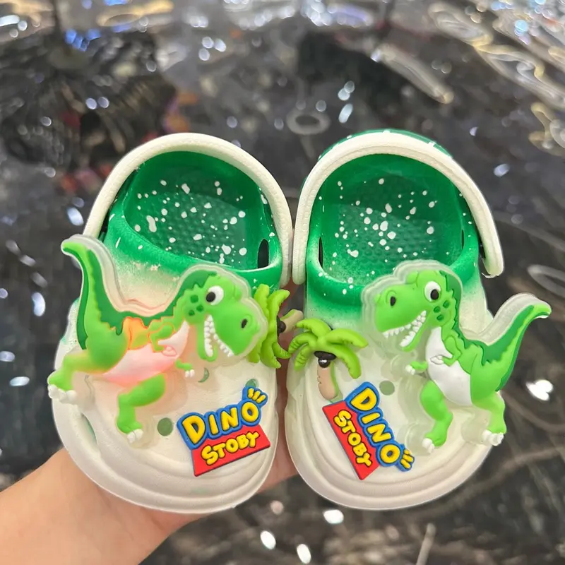 FOM NHỎ (CÓ ĐÈN) Dép sục Khủng Long vẩy sơn có đèn mềm nhẹ êm chân cho bé Dino Story siêu đẹp MONKIDS-2024 7