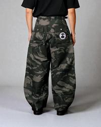 Gambar Bawwa Santai | FLEET ADMIRAL Series | CAMO BAGGY BARREL DOUBLE KNEE | | Celana Gombrang | Baggy pants | Cargo pants - ABU CAMO, Size 0 (30-27) dari bawwa santai shop Kab. Bandung 2 Tokopedia