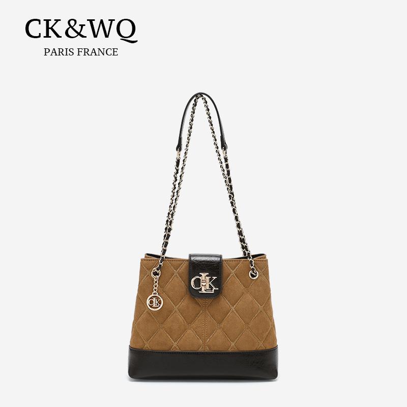 Túi xách dây xích CK&WQ với thiết kế hiện đại phong cách quilt là vật dụng không thể thiếu trong cuộc sống hàng ngày