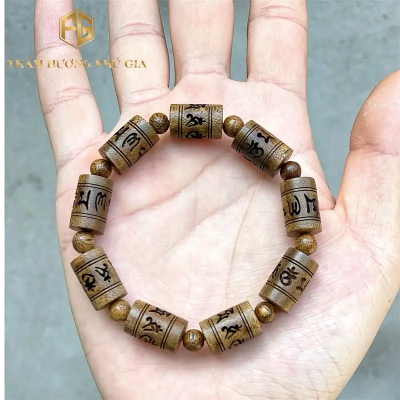 Vòng trầm hương phong thuỷ Phú Gia đeo bình an khắc chú trầm tốc vườn loại 1