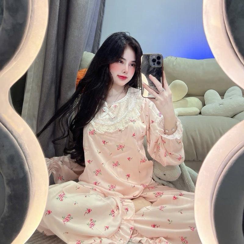 Sét bộ ngủ tay dài phong cách tiểu thư hoạ tiết hoa thương hiệu Vic chất lụa latin mềm mịn mát thấm hút mồ hôi cho bạn nữ mặc nhà thoải mái Voi Women Kem Nhung Áo Thun Tim