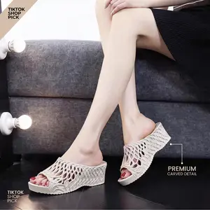 Sandal Wanita Platform Tebal Anyaman 2026 Model Baru Musim Panas Wedge Anti Licin Nyaman Dipakai Luar Rumah Desain Anyaman Berlubang Sol Platform Wedge Tebal Insole Empuk Outsole Anti Licin 571M