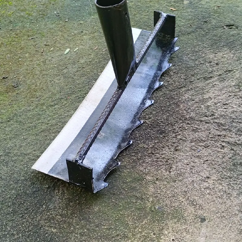 alat garuk rumput liar 2in1 dari plat baja dan selendang gergaji ada 4