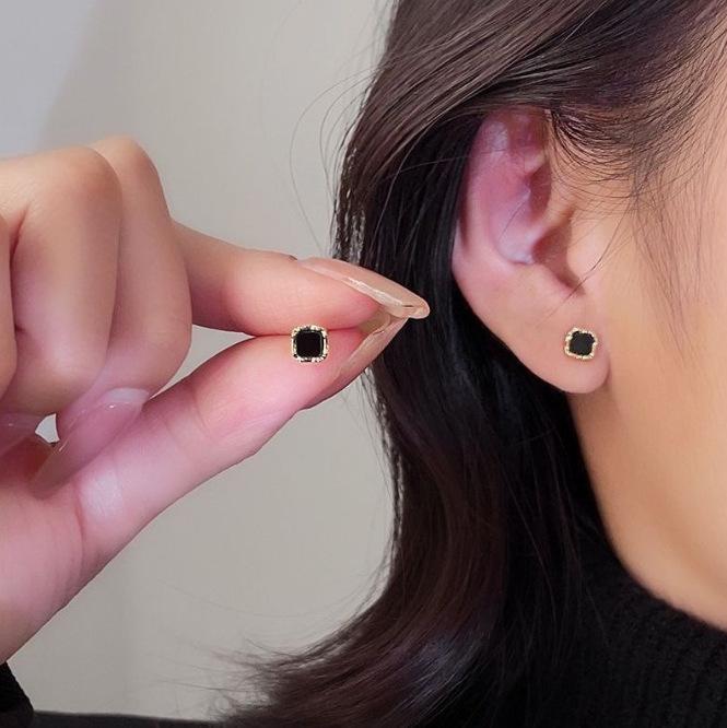 Product Introduction of Black Resin Square Ear Studs for Women Elegant Luxury Geometric Earrings 2023 Fashion Trends Jewelry Gifts 5