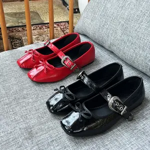 Tersisa Sedikit.! AEIRAH.ID TRIXIE Sandal Flat Shoes Ringan Kekinian Material Lentur & Anti Lece Bahan Premium: PU leather halus, lentur, dan mudah dibersihkan Mudah dipadukan: cocok untuk outfit casual maupun semi formal