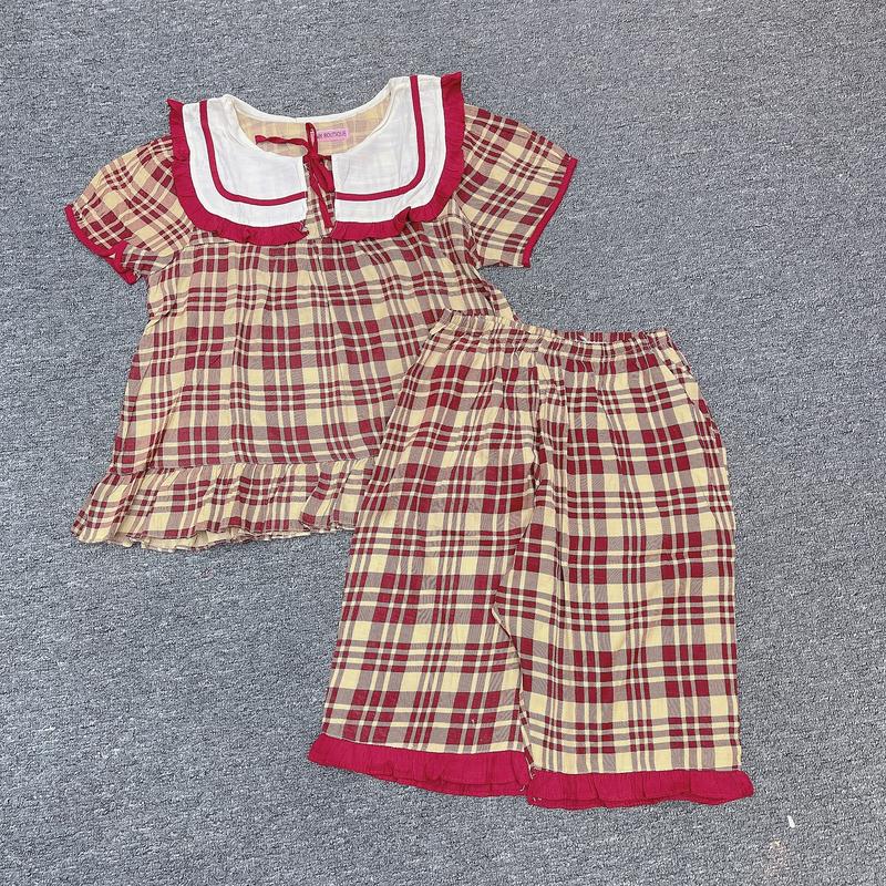  Bộ đồ ngủ mặc nhà nữ Hh áo cộc cổ hải quan thuỷ thuỷ vuông bản to màu be phối viền bèo màu dây buộc nơ vai bồng dáng áo baby xoè rộng quần lửng ngang gối hoạ tiết Kẻ caro chất đũi hàn mềm êm mát lạnh 