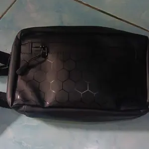 Highmore HEXA K Series – Tas Selempang Pria Multifungsi Clutchbag Handbag Waterproof Hitam