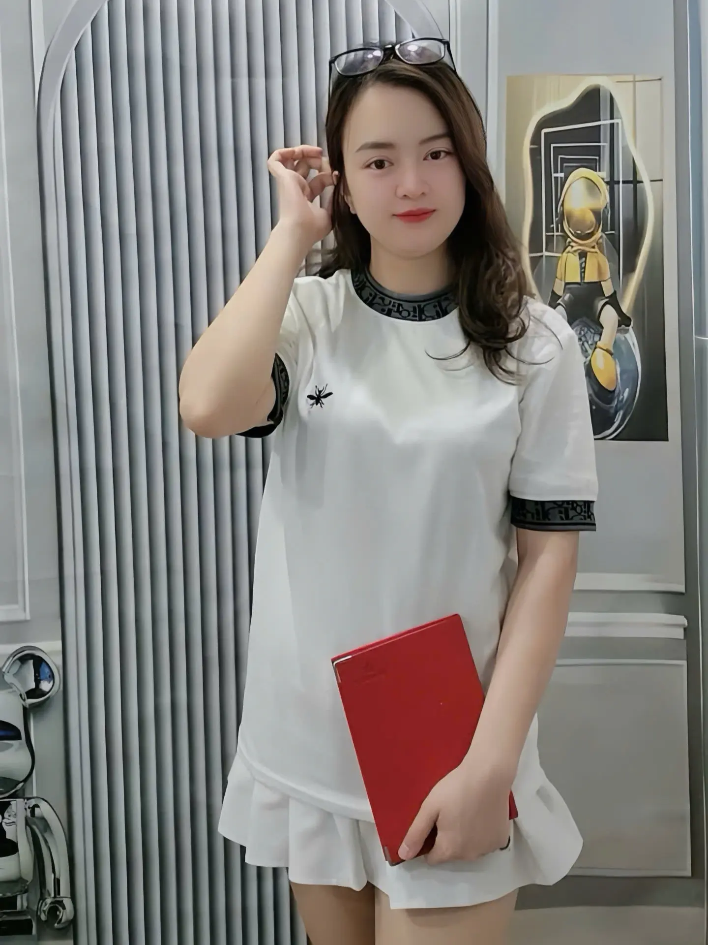 Áo thun dyorr bo cổ bo tay chữ cách điệu, thêu ong chất cotton 100% co giãn nhẹ 2025 hottrend