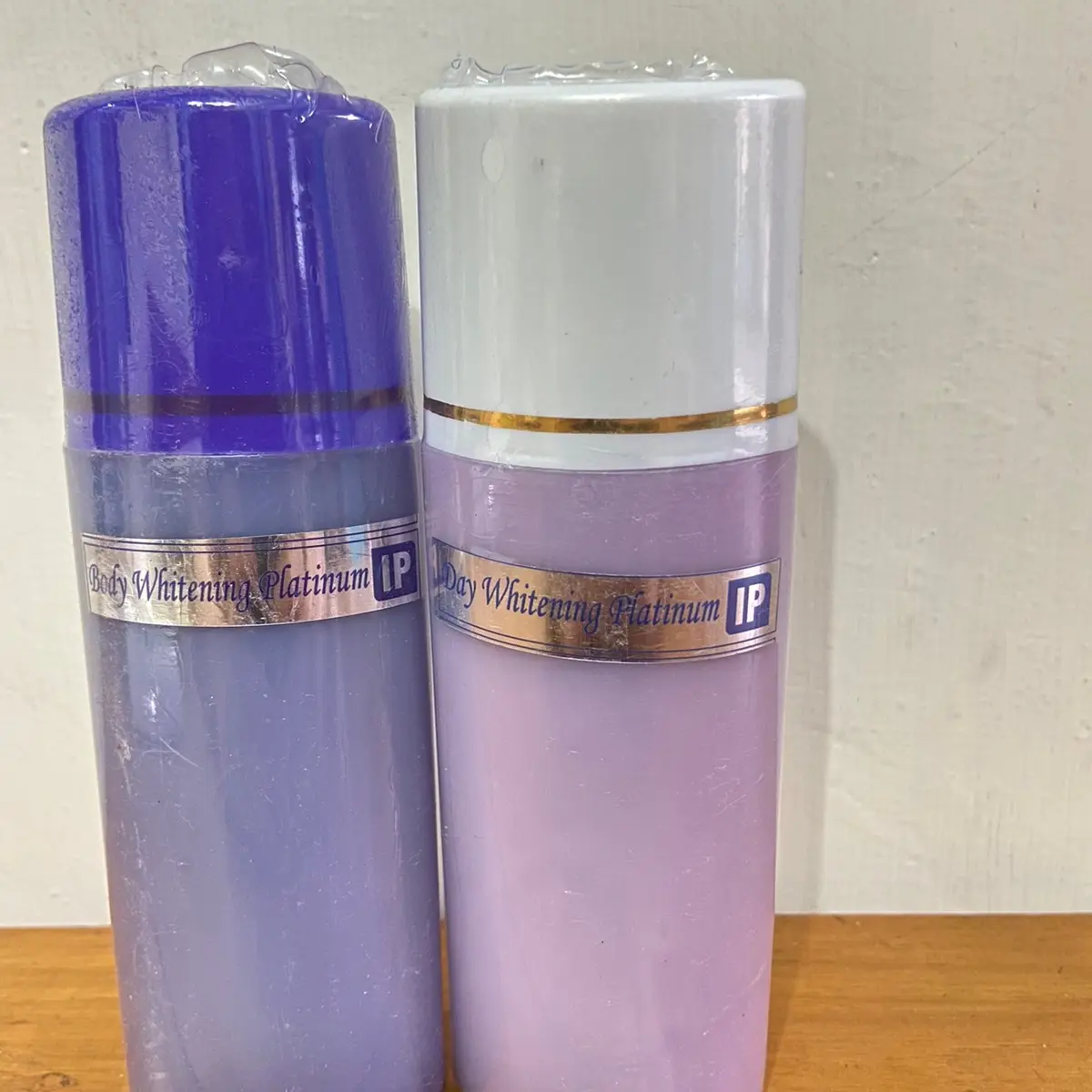 ￼1PAKET BODY WHITENING PLATINUM IP SKINCARE SKINGLOW TRIPLE DOSIS PEMUTIH BADAN Anggur