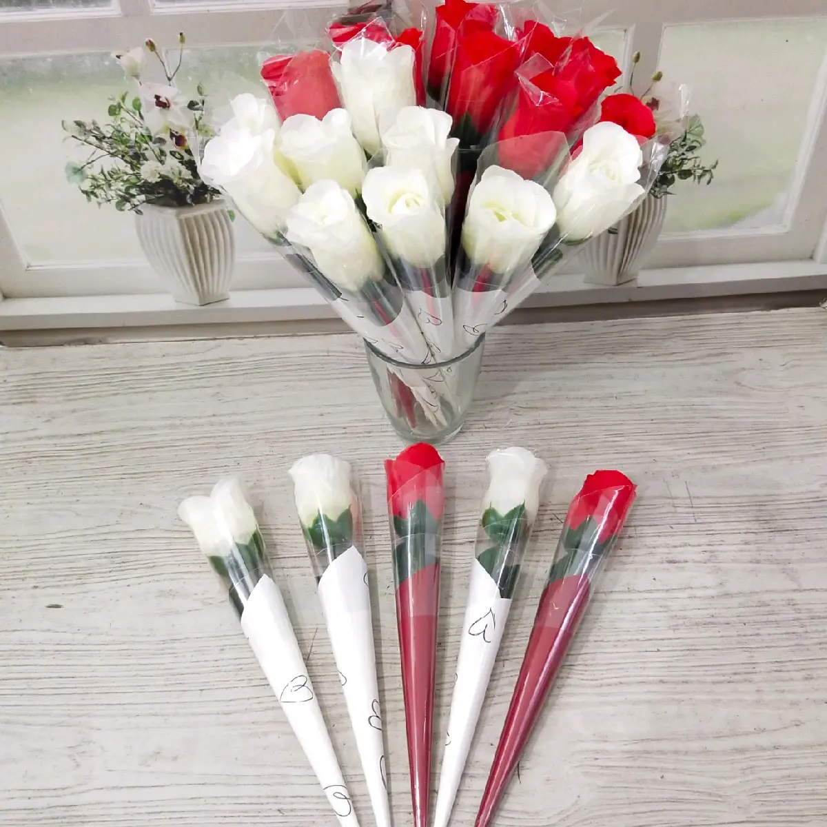 Buket bunga flower mawar merah / mawar putih single tangkai plastik hadiah kado gift valentine wisuda ulang tahun ultah anniversary hari guru hari ibu natal graduation valentine artificial bunga palsu