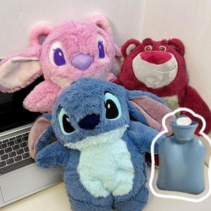 สติทช์ กระเป๋าน้ำร้อนดีไซน์การ์ตูนสุดน่ารักสำหรับเด็กผู้หญิง ฉีดน้ำได้ กระเป๋าน้ำอุ่นเหมาะสำหรับฤดูหนาว ผลิตจากผ้ากำมะหยี่ที่นุ่มนวล ช่วยบรรเทาอาการปวดประจำเดือนและอุ่นท้อง ขายดีในรูปแบบขวด