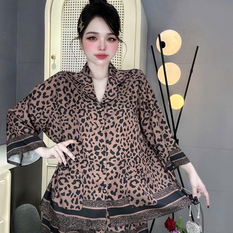  Đồ bộ bigsize quần đùi áo cánh dơi cổ lượn  FROM RỘNG lụa latin in hoạ tiết beo màu nâu từ 60 tới 90kg 