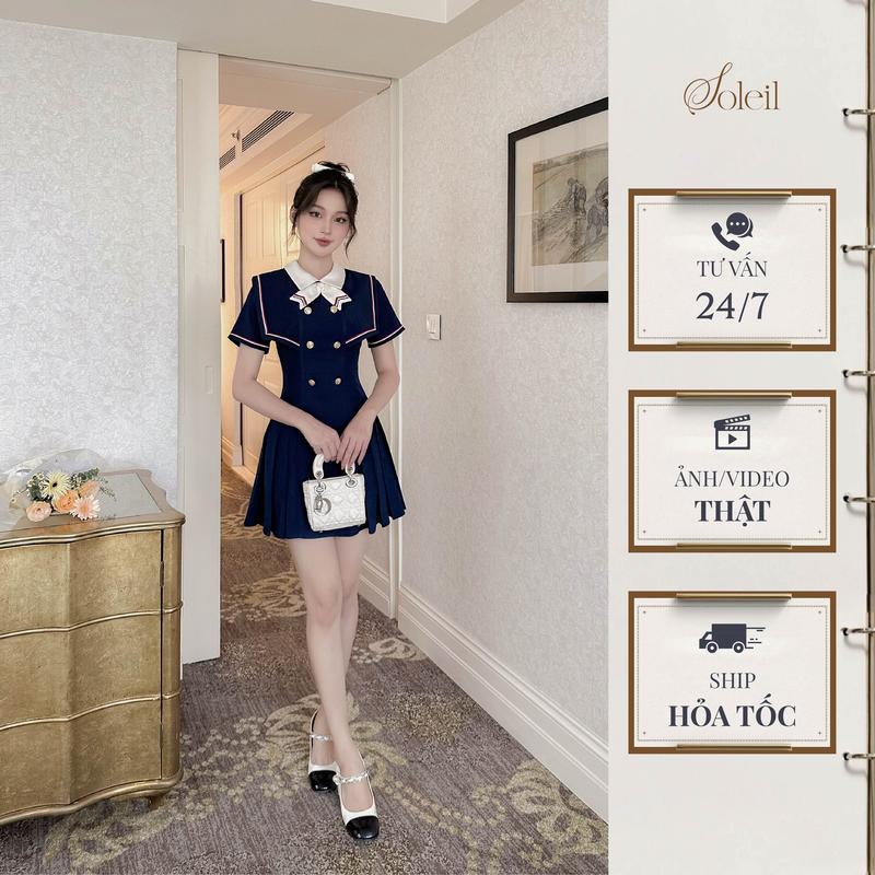 SOLEIL - Váy Đầm Meli Dress Thiết Kế Nữ Dáng Ngắn Xếp Ly Chiết Eo Phối Yếm Nơ Cách Điệu Đính Khuy Vàng Đồng Sang Trọng Tiểu Thư Màu Xanh Navy Đi Tiệc Thường Ngày Women VD67