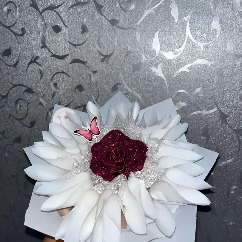 Mini Bunga Putih dengan Sentuhan Merah dan Kupu-kupu Pink