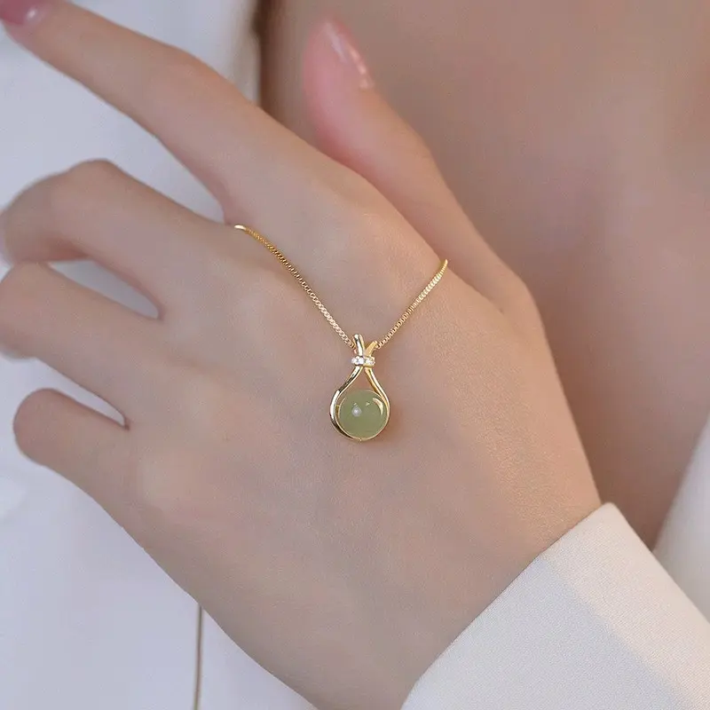 Kalung Wanita Titanium Liontin Giok Hijau Simpel Dan Mewah