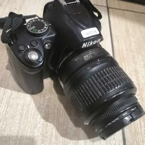 Kamera D3000 Lensa Kit 18-55mm F3.5 DSLR - VG