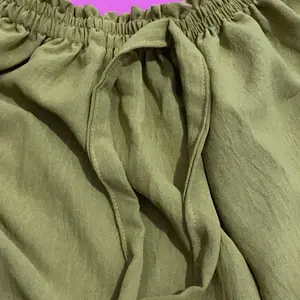 Celana Pendek Cringkel Super Jumbo Wanita Bahan Cringkel Airflow Premium Lingkar Pinggang 170 cm Panjang 45 cm Cocok untuk Wanita Maks BB 120 Kilogram