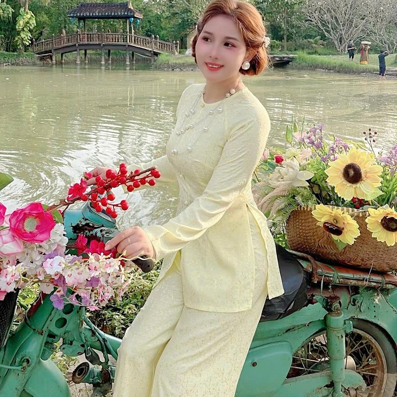  Hân Nguyễn Áo Bà Ba - B.A176 - Bộ Gấm Dệt Hoa Cúc Cao Cấp Nút Bọc Cổ Tròn Dây Kéo Tay Dài 