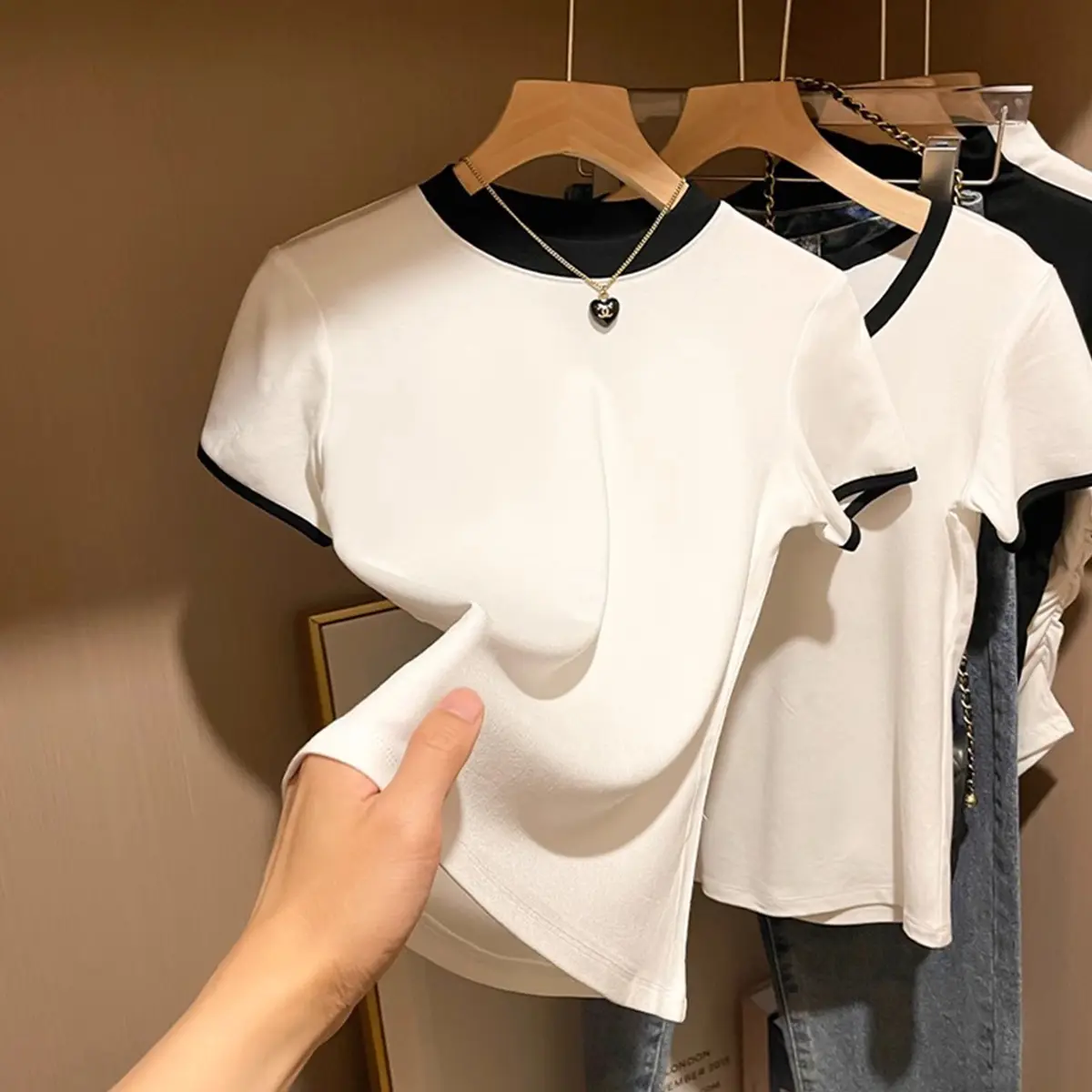 Áo thun cổ tròn nhỏ tay ngắn cho nữ mùa hè nóng bỏng dáng ôm và dễ phối đồ, áo tay lửng màu trơn phong cách nước ngoài 2024