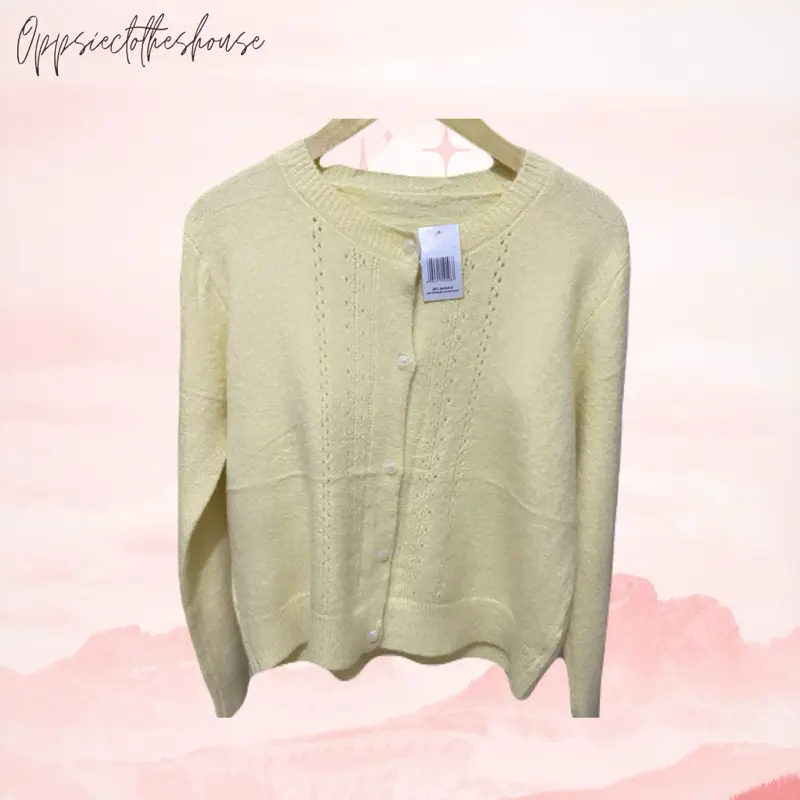 cardigan rajut wanita (knitwear) berwarna kuning pastel (soft/butter yellow) dengan gaya kasual ala Korea (Korean style).