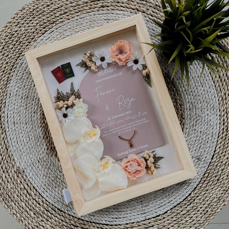 Figura Mahar Pernikahan Minimalis Frame Pinus 2