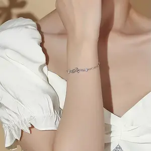 Gelang Amira Wanita Titanium Silver Adjustable Aksesoris Tangan Harian Perhiasan Hadiah Bracelets Elegan dan Praktis untuk Gaya Sehari-hari