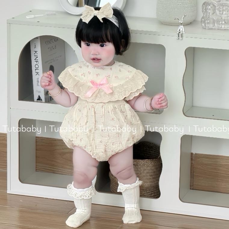 Bodysuit Cho Bé Set 3 Món Body Xô Muslin Hoa Nhí Hồng Kèm Yếm Và Turban Ren Nơ Xinh Xắn
