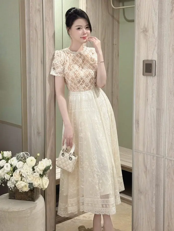 Váy thiết kế ren hoa chân điệp sang chảnh