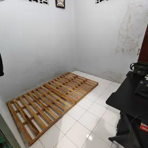 Dipan Kasur Minimalis Elegan – Kayu Solid Berkualitas, Ukuran 200 x 140 x 8 cm Estetik