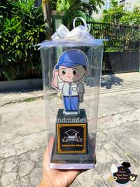 Gambar BONKA Piala Akrilik Wisuda SMA SMK Costum Nama Foto Logo Sekolah Dan Kartu Ucapan Free Mika + Pita - Cowo dari Bonekahandmadesukasuka Kota Surakarta 5 Tokopedia
