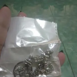 Satu set elegan dan mewah berisi 3 buah perhiasan, terdiri dari kalung, anting, dan cincin bertabur berlian dan zirkon.
